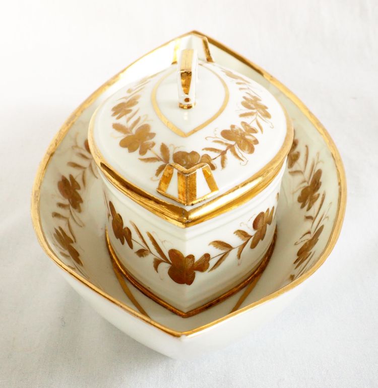 Beurrier en porcelaine de Paris d'époque Directoire fin XVIIIe dans le goût de Locré