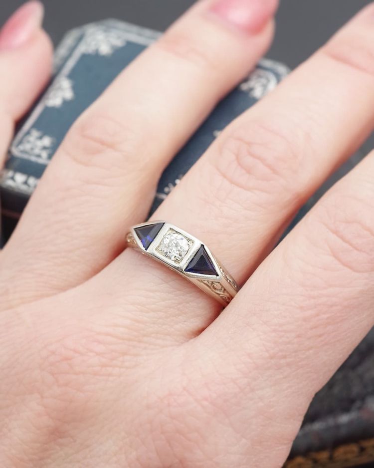 Arts and Crafts-Ring aus 18 Karat Weißgold, frühes 20. Jahrhundert, synthetische Saphire, geschliffener Diamant 