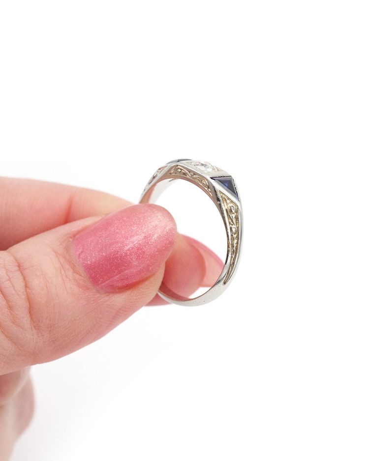 Arts and Crafts-Ring aus 18 Karat Weißgold, frühes 20. Jahrhundert, synthetische Saphire, geschliffener Diamant 