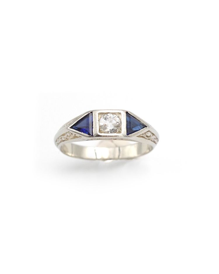 Arts and Crafts-Ring aus 18 Karat Weißgold, frühes 20. Jahrhundert, synthetische Saphire, geschliffener Diamant 