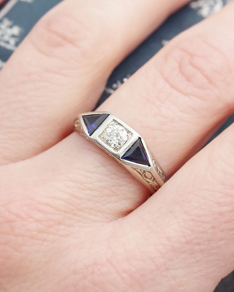 Arts and Crafts-Ring aus 18 Karat Weißgold, frühes 20. Jahrhundert, synthetische Saphire, geschliffener Diamant 