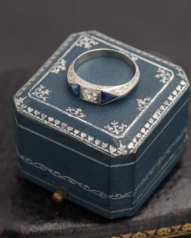 Arts and Crafts-Ring aus 18 Karat Weißgold, frühes 20. Jahrhundert, synthetische Saphire, geschliffener Diamant 