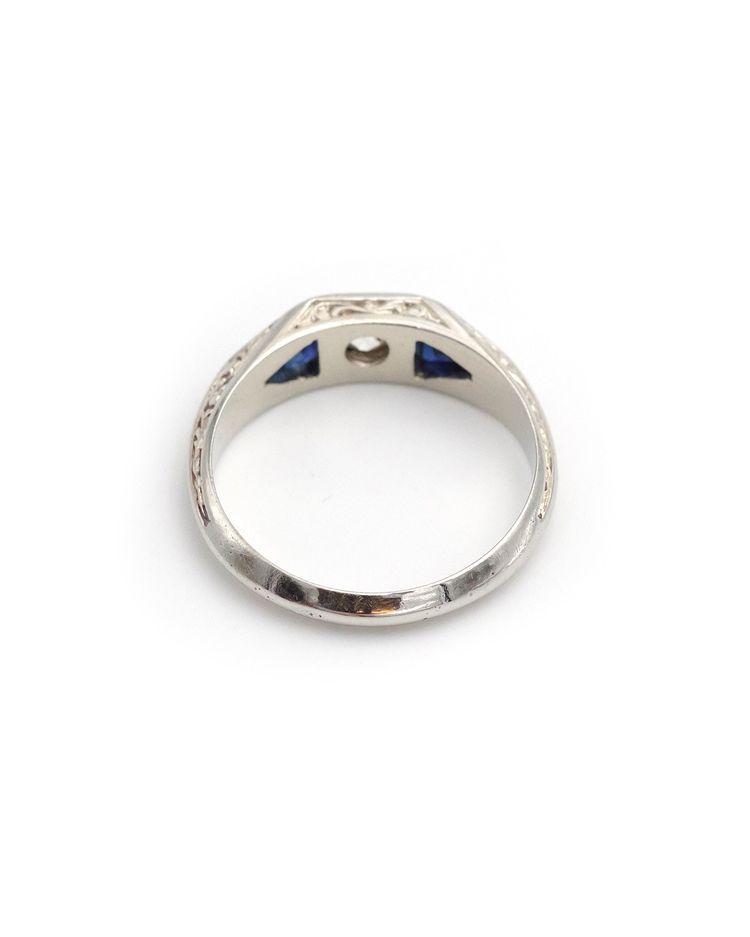 Arts and Crafts-Ring aus 18 Karat Weißgold, frühes 20. Jahrhundert, synthetische Saphire, geschliffener Diamant 