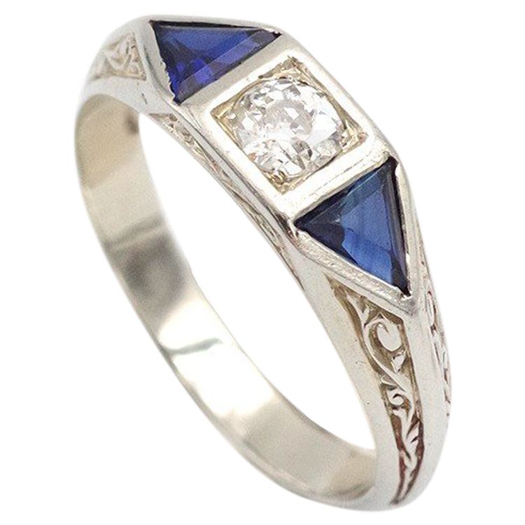 Arts and Crafts-Ring aus 18 Karat Weißgold, frühes 20. Jahrhundert, synthetische Saphire, geschliffener Diamant 