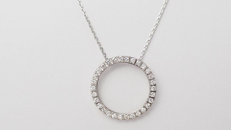 Collier pendentif cercle en or blanc et diamants
