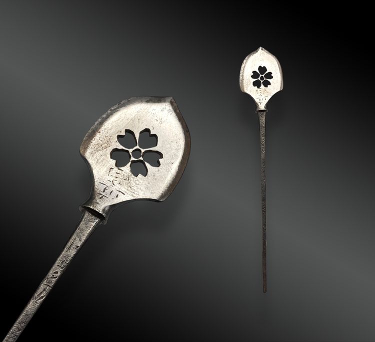 Punta di freccia giapponese, ya-no-né, traforata con un fiore di ciliegio. Firmato. Giappone - Periodo Edo