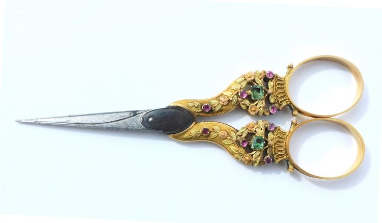 Paire De Ciseaux à Broder En Or Et Avec Pierres Précieuses Ou Semi Nécessaire De Couture