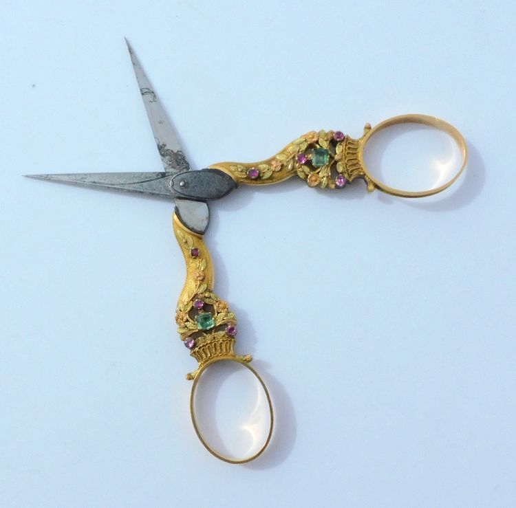 Paire De Ciseaux à Broder En Or Et Avec Pierres Précieuses Ou Semi Nécessaire De Couture