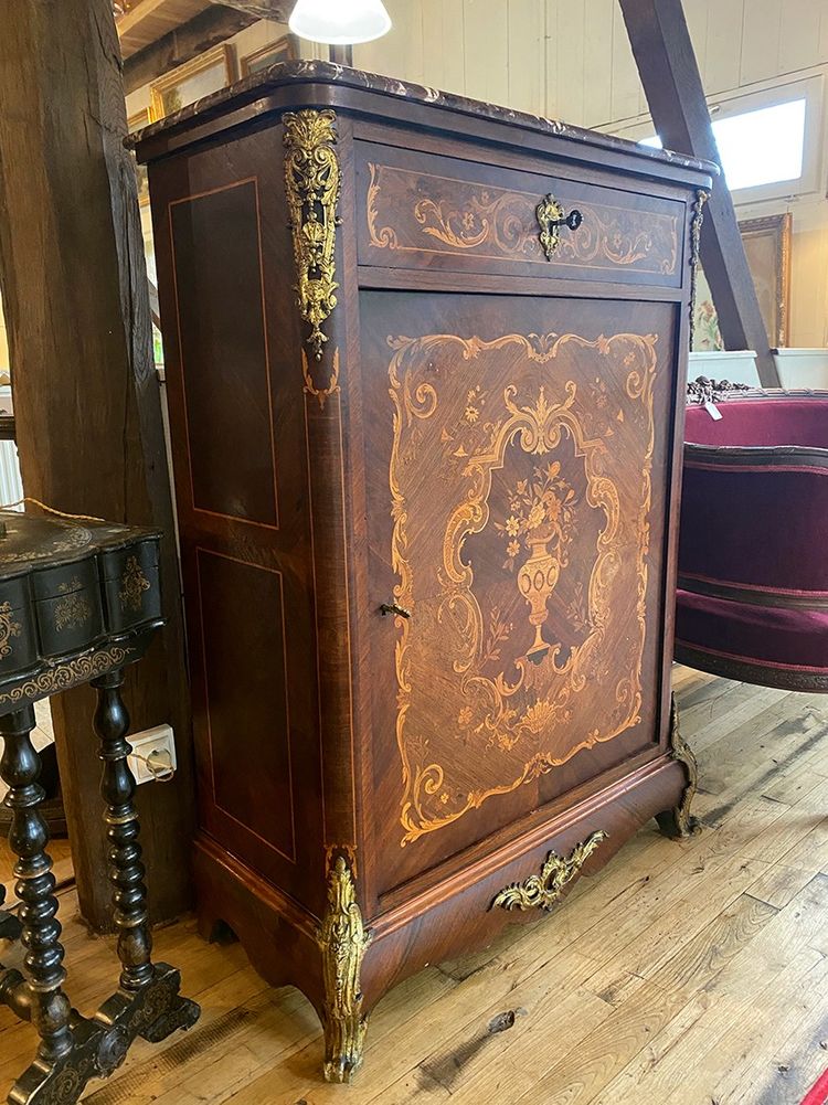 Napoleon III - Möbel mit reichem Intarsienschmuck auf Stützhöhe
