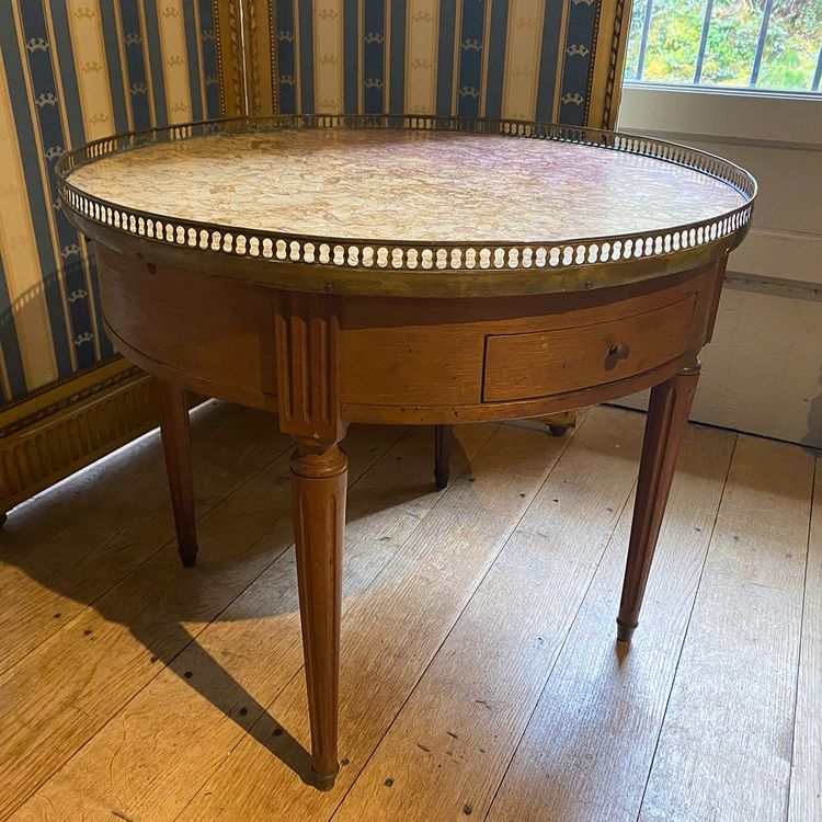 Table basse de style Louis XVI, bouillotte. XIXe