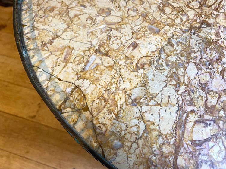 Table basse de style Louis XVI, bouillotte. XIXe