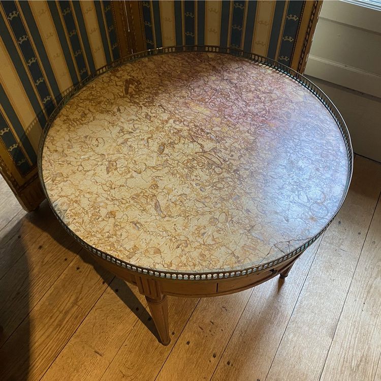 Table basse de style Louis XVI, bouillotte. XIXe