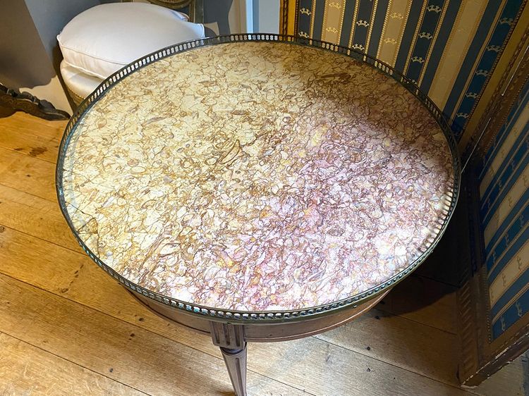 Table basse de style Louis XVI, bouillotte. XIXe