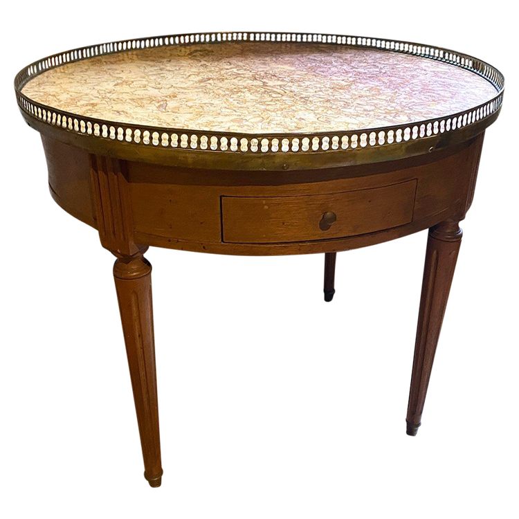 Table basse de style Louis XVI, bouillotte. XIXe