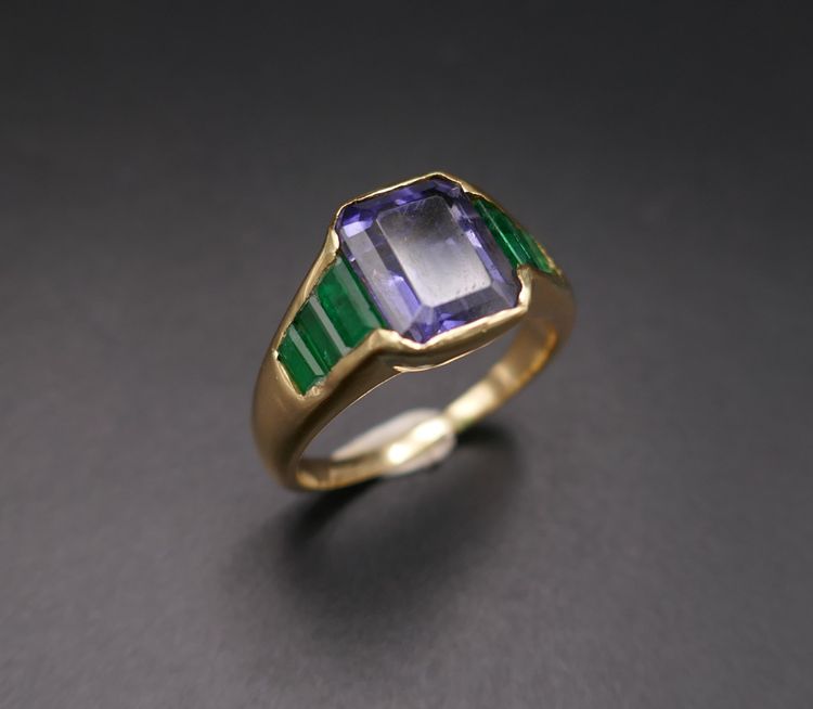 Ring mit einem Iolith und Smaragd, 18 Karat Gold.