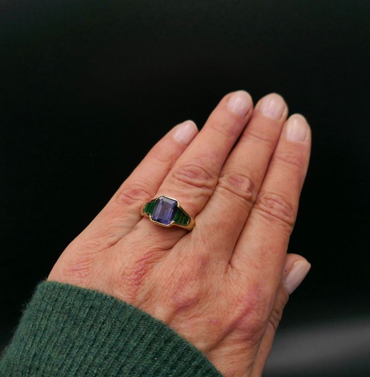 Ring mit einem Iolith und Smaragd, 18 Karat Gold.
