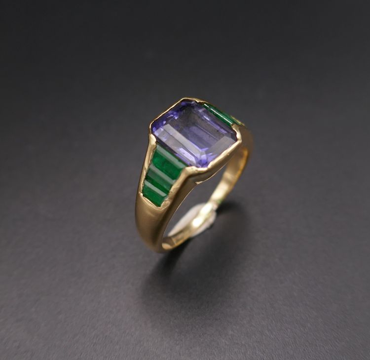 Ring mit einem Iolith und Smaragd, 18 Karat Gold.