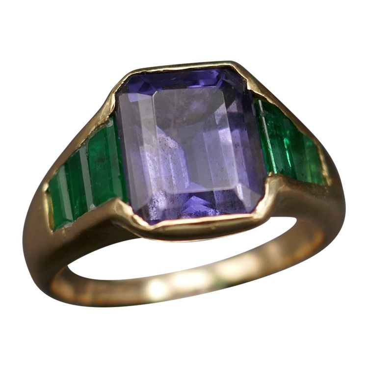 Ring mit einem Iolith und Smaragd, 18 Karat Gold.
