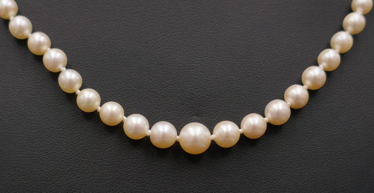Zuchtperlen-Halskette mit Sicherheitsverschluss und Sicherheitskette, 18 Karat Gold.