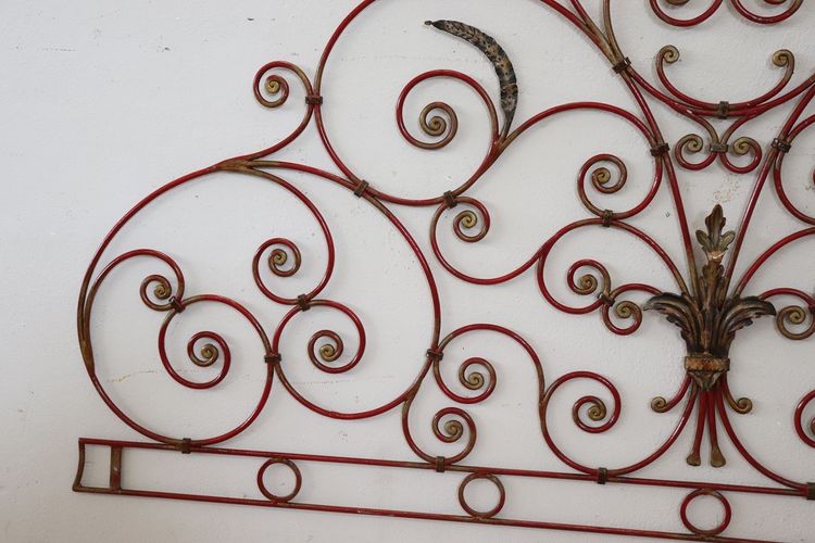 Testiera letto matrimoniale in ferro rosso, inizio XX secolo
