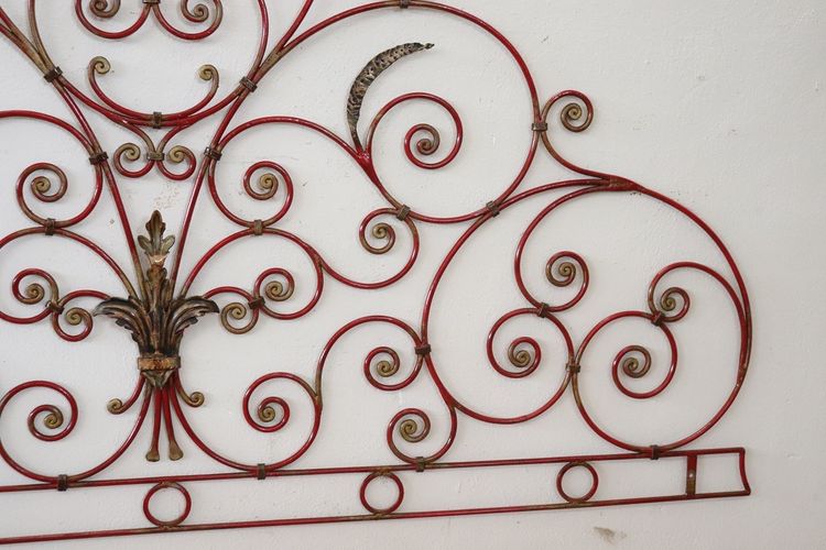 Testiera letto matrimoniale in ferro rosso, inizio XX secolo