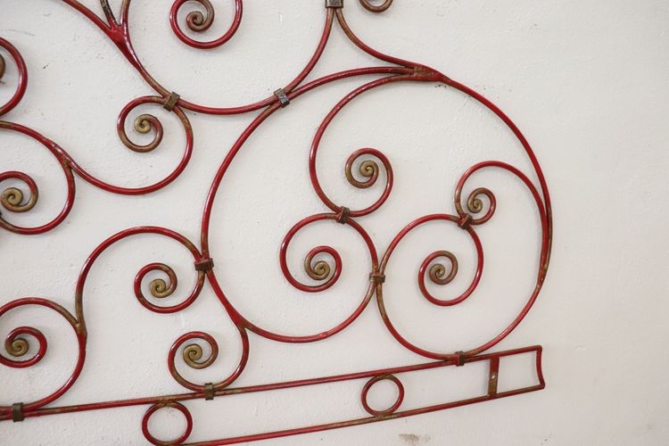 Testiera letto matrimoniale in ferro rosso, inizio XX secolo