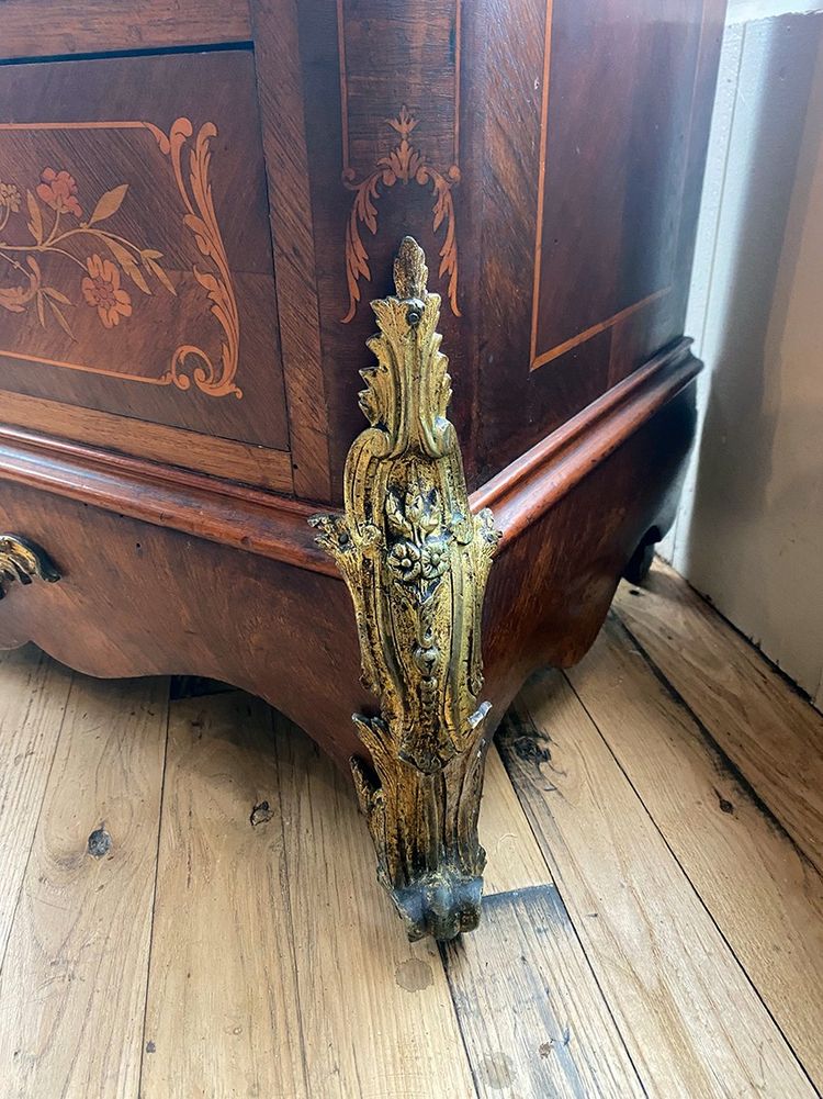 Segreteria in legno intarsiato con piano in marmo. Napoleone III
