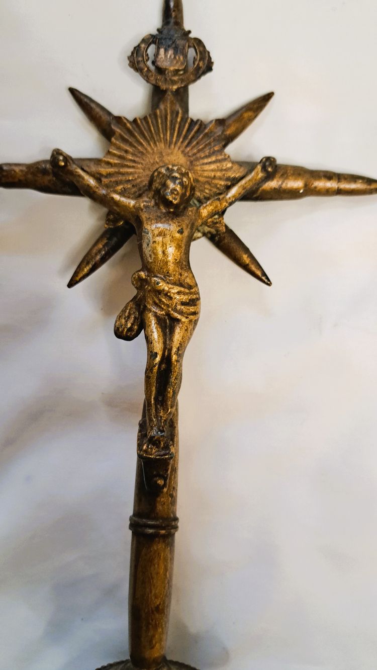 Crusifix fait avec des balles de 14/18 travail de tranchée à Lourdes