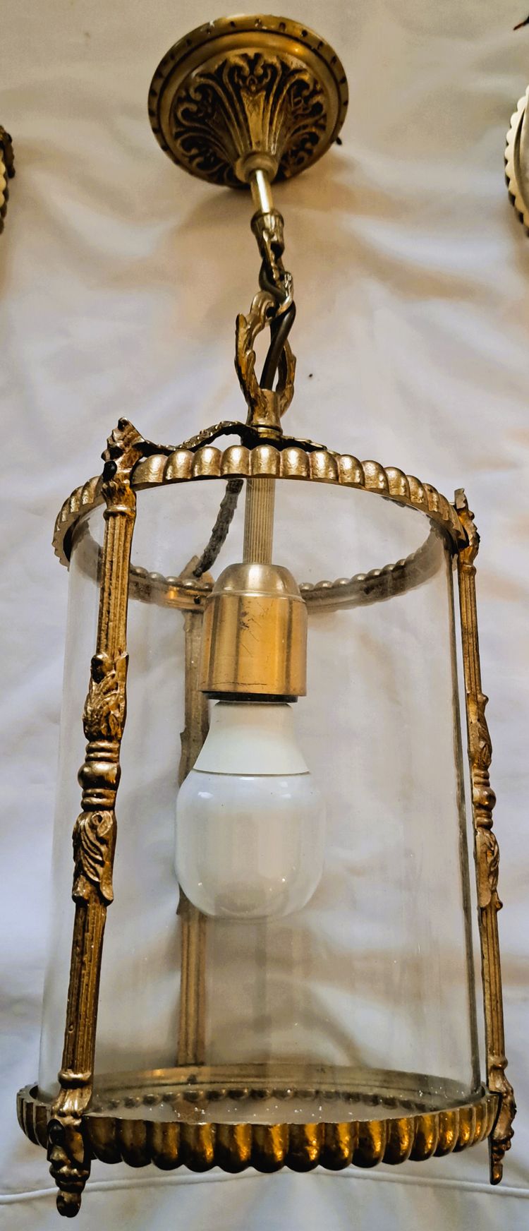 Suite de trois lanternes en bronze et verre de style louis XVI