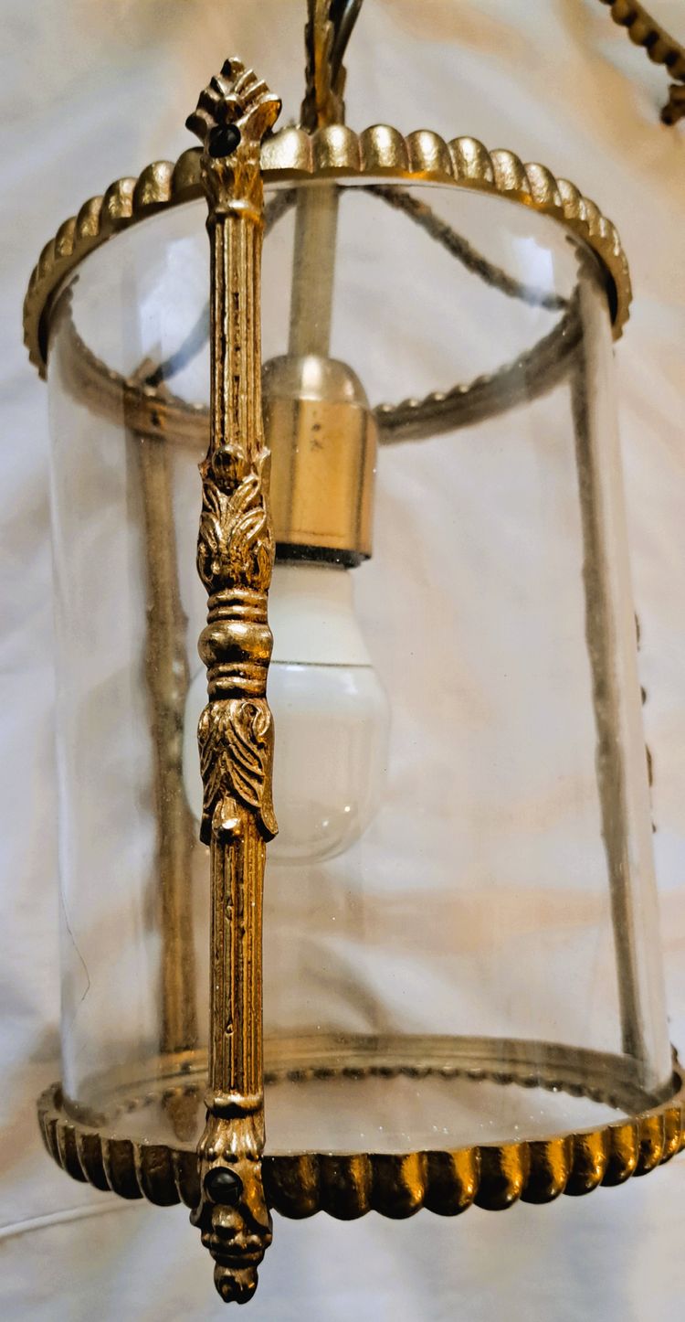 Suite de trois lanternes en bronze et verre de style louis XVI