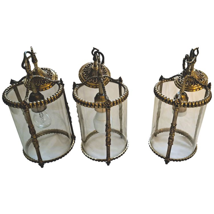Suite de trois lanternes en bronze et verre de style louis XVI