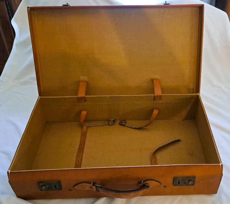 Light brown leather suitcase for men or women, early 20th century