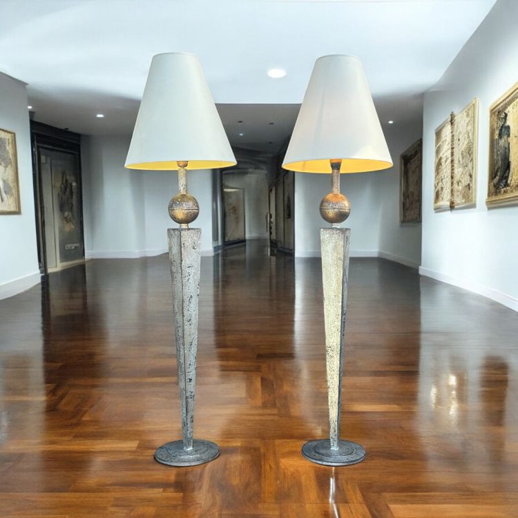 LARGE PAIR OF 70S LAMPS IN SILVER-PLATED METAL, 1.30 METRES HIGH
