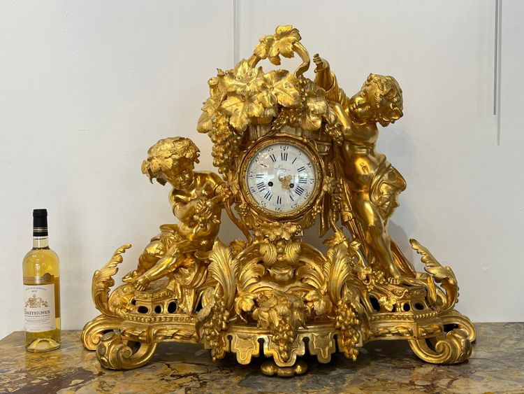 Bedeutende Kaminuhr aus ziselierter, vergoldeter Bronze, 19. Jahrhundert Epoche Napoleon III