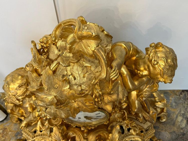 Bedeutende Kaminuhr aus ziselierter, vergoldeter Bronze, 19. Jahrhundert Epoche Napoleon III