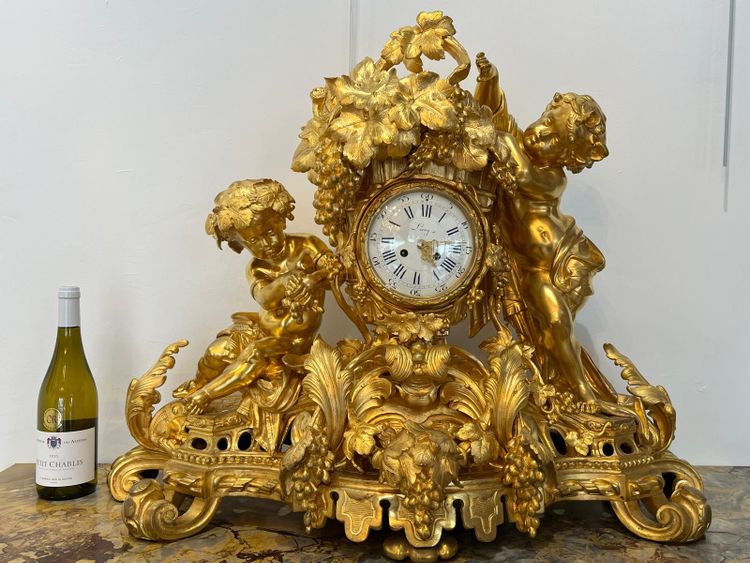 Bedeutende Kaminuhr aus ziselierter, vergoldeter Bronze, 19. Jahrhundert Epoche Napoleon III