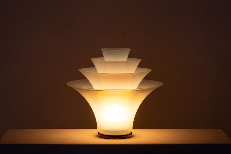 Lampe « pétales » en verre opalescent blanc et bleuté. 21e siècle.LS6409759B
