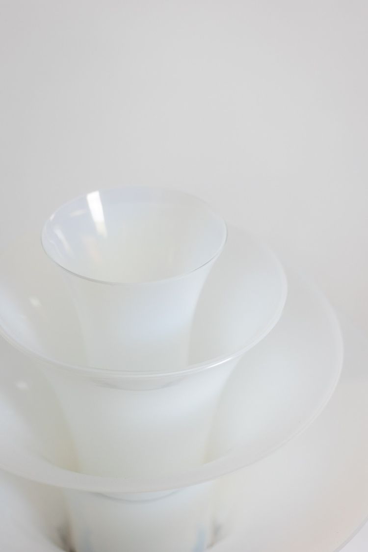 Lampe « pétales » en verre opalescent blanc et bleuté. 21e siècle.LS6409759B