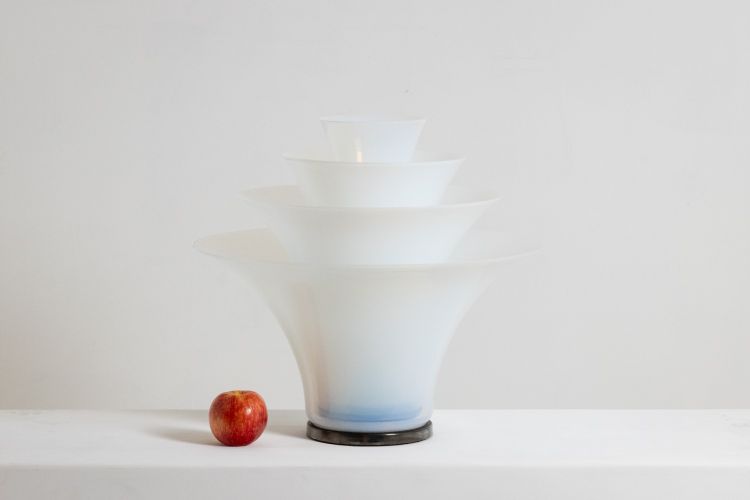 Lampe « pétales » en verre opalescent blanc et bleuté. 21e siècle.LS6409759B