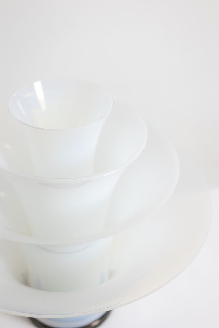 Lampe « pétales » en verre opalescent blanc et bleuté. 21e siècle.LS6409759B