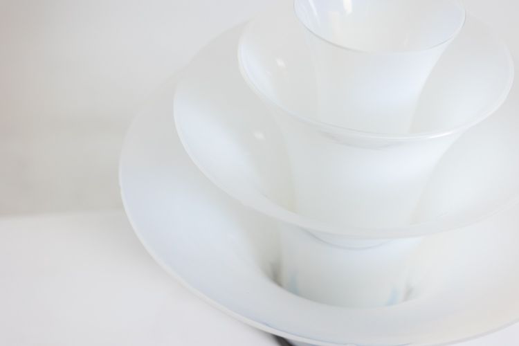 Lampe « pétales » en verre opalescent blanc et bleuté. 21e siècle.LS6409759B