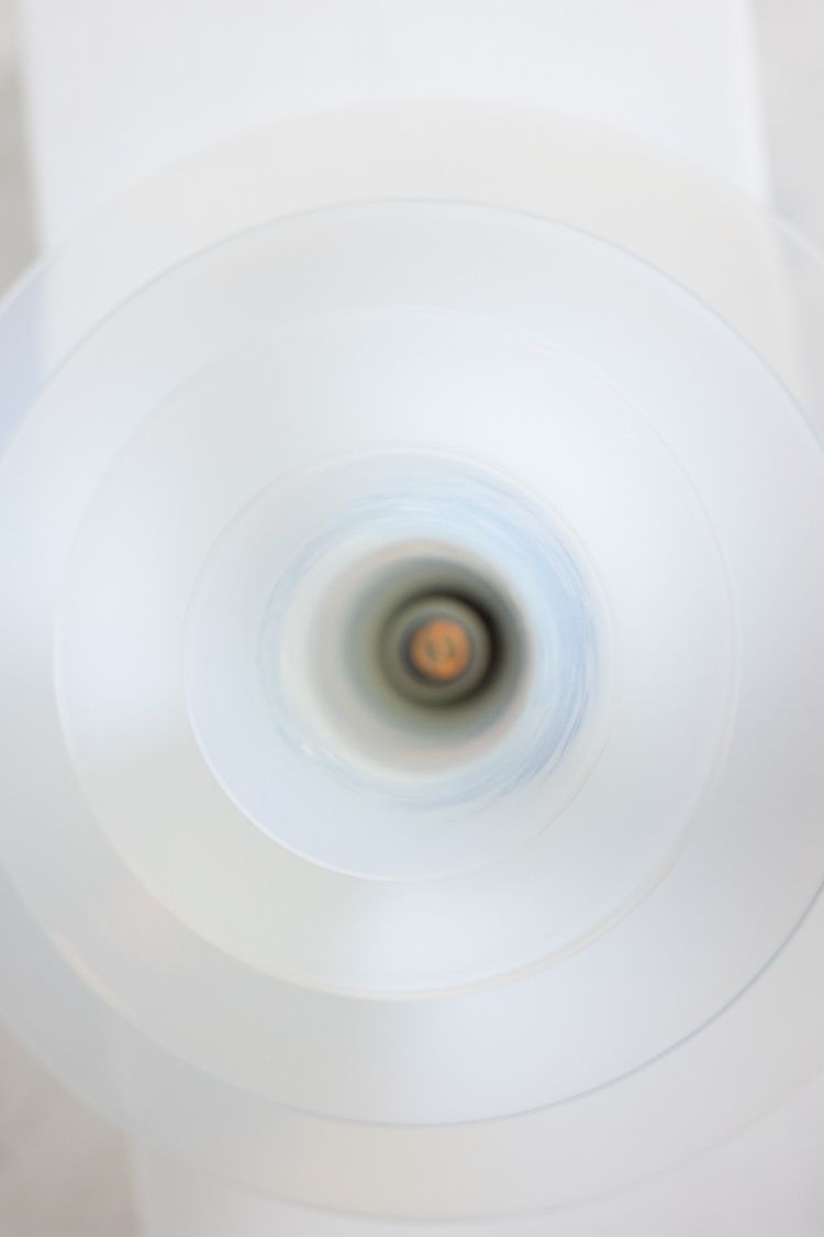 Lampe « pétales » en verre opalescent blanc et bleuté. 21e siècle.LS6409759B