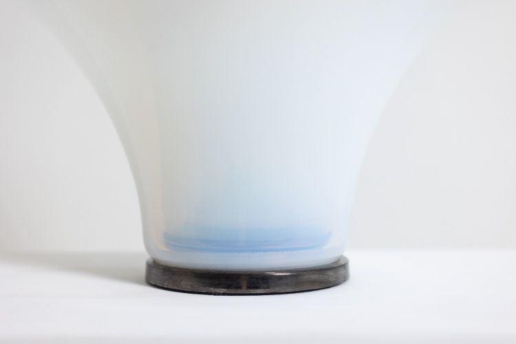 Lampe « pétales » en verre opalescent blanc et bleuté. 21e siècle.LS6409759B