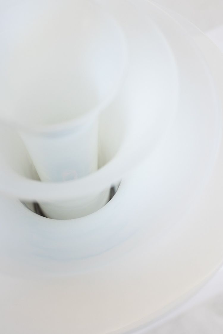 Lampe « pétales » en verre opalescent blanc et bleuté. 21e siècle.LS6409759B