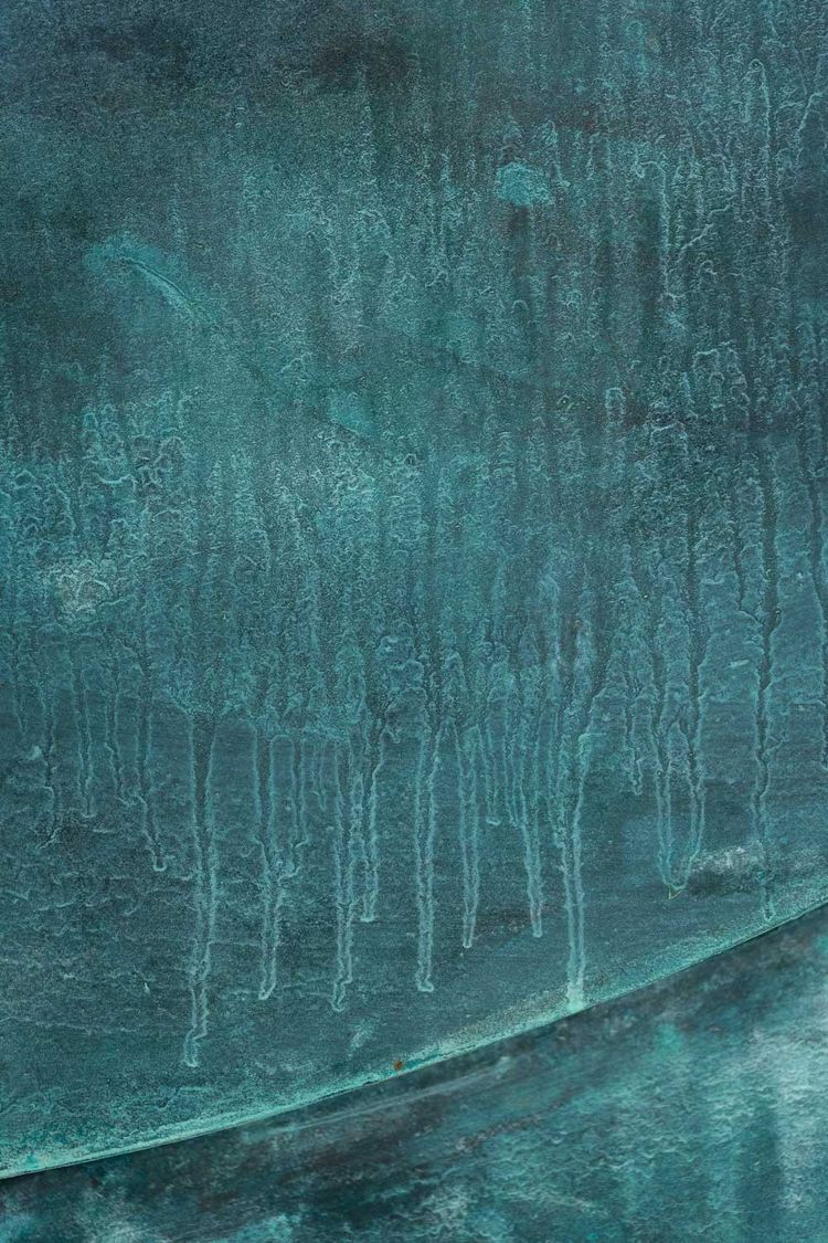 Panneau en bas-relief « Sortez du cadre ! », en bois et cuivre oxydé.LS64273009