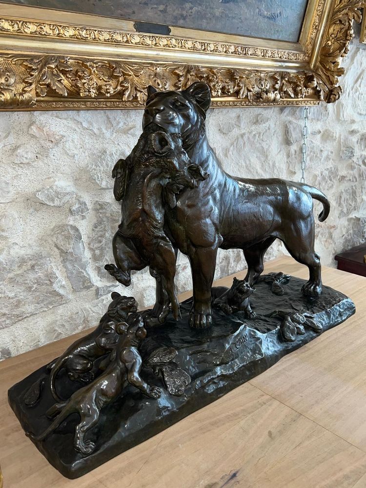 Bronzo di Auguste Nicolas Cain (1821-1894) Leonessa che porta un cinghiale ai suoi cuccioli