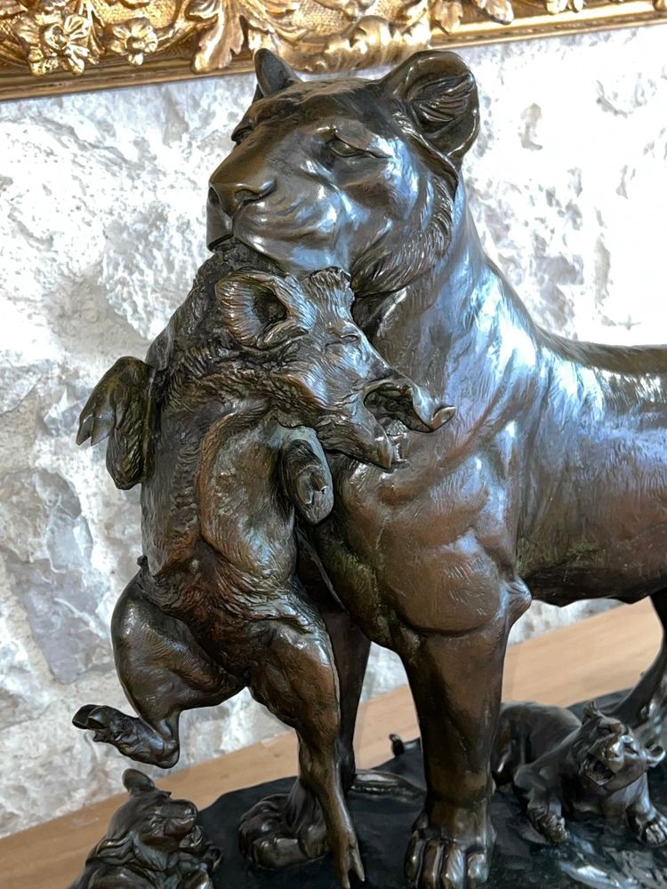 Bronzo di Auguste Nicolas Cain (1821-1894) Leonessa che porta un cinghiale ai suoi cuccioli