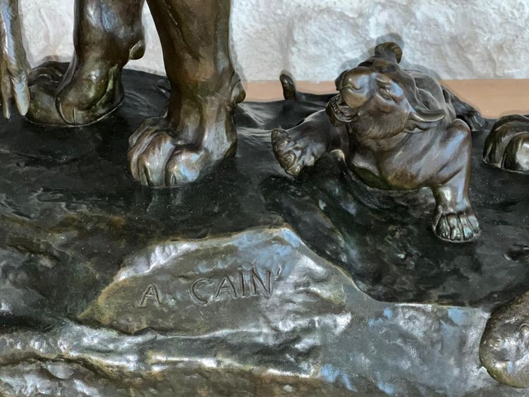 Bronzo di Auguste Nicolas Cain (1821-1894) Leonessa che porta un cinghiale ai suoi cuccioli