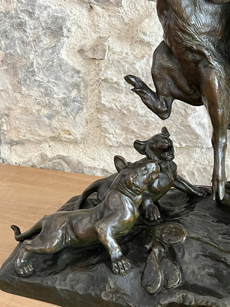 Bronzo di Auguste Nicolas Cain (1821-1894) Leonessa che porta un cinghiale ai suoi cuccioli