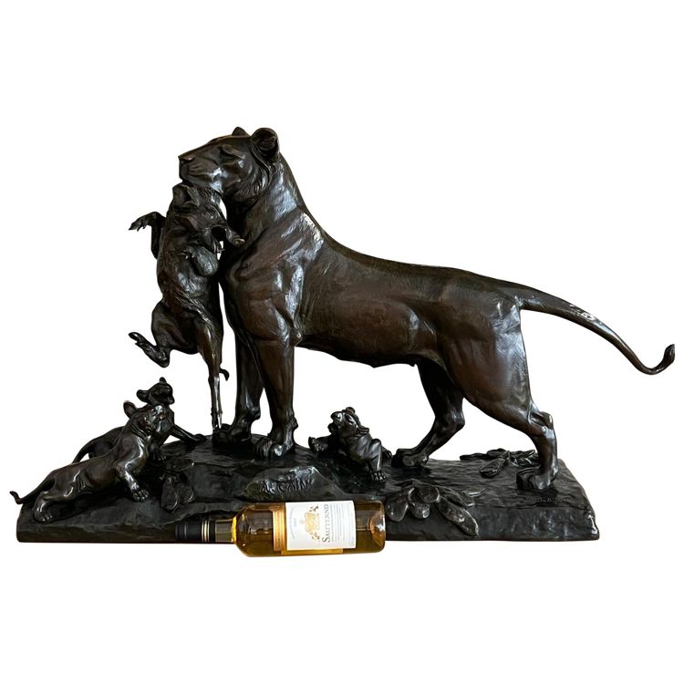 Bronzo di Auguste Nicolas Cain (1821-1894) Leonessa che porta un cinghiale ai suoi cuccioli